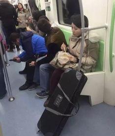 女子地铁内吃瓜,女子地铁内吃瓜引发热议