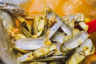 柳州江边吃瓜,悠闲吃瓜时光  第1张