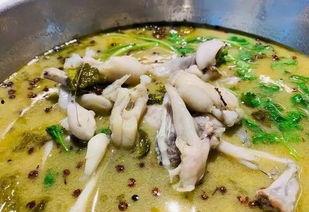 柳州江边吃瓜,悠闲吃瓜时光  第2张