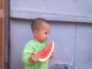 儿子吃瓜猜字谜,探寻汉字奥秘之旅