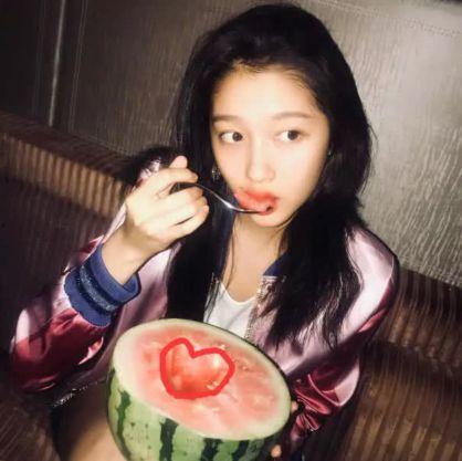 艺术照吃瓜女孩