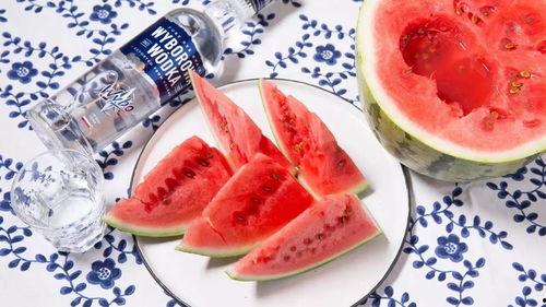 夏天吃瓜技术,瓜果飘香，解锁吃瓜新技巧