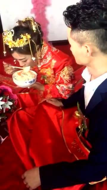 新郎官吃瓜吃自己头上,喜宴变闹剧  第2张