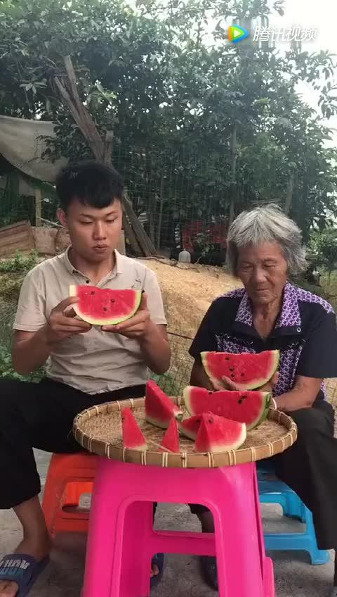 给老奶奶吃瓜,给老奶奶送瓜的温馨瞬间 第3张 给老奶奶吃瓜,给老奶奶送瓜的温馨瞬间 第3张