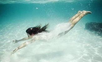 小姨小溪游泳吃瓜