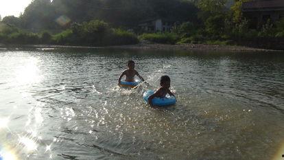 小姨小溪游泳吃瓜