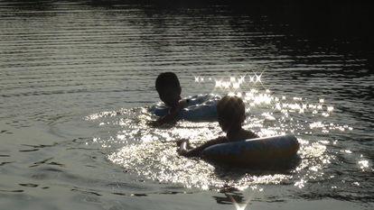 小姨小溪游泳吃瓜