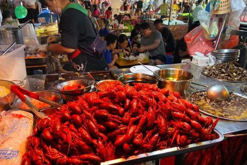 夜市街吃瓜,瓜香四溢，探寻美食与生活的味道
