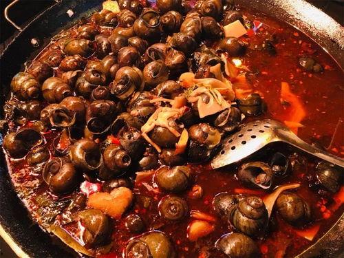 夜市街吃瓜,瓜香四溢，探寻美食与生活的味道