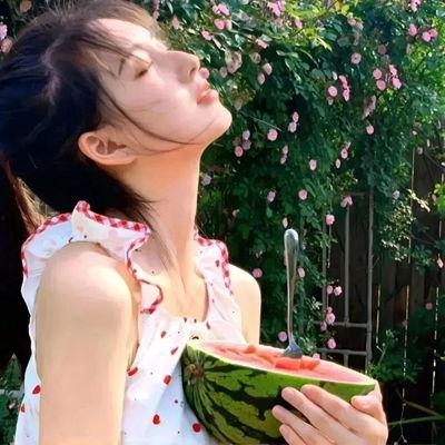 可爱头像吃瓜女孩,可爱吃瓜女孩的趣味日常