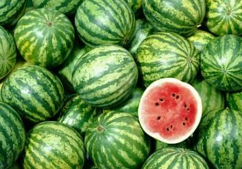 桥头吃瓜,揭秘乡村生活的甜蜜与苦涩